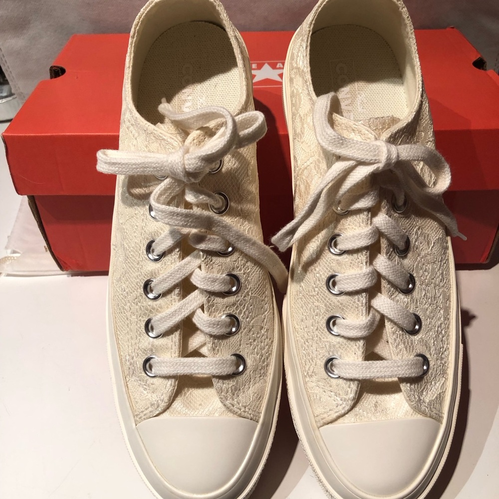 NWT in box Fashionable Converse Women’s Vintage White Lace Women's ( Sz. 8.5 )